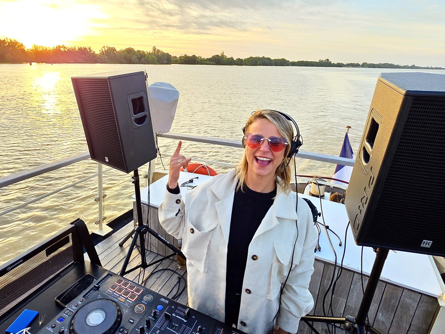 Cabine DJ installée pour un événement