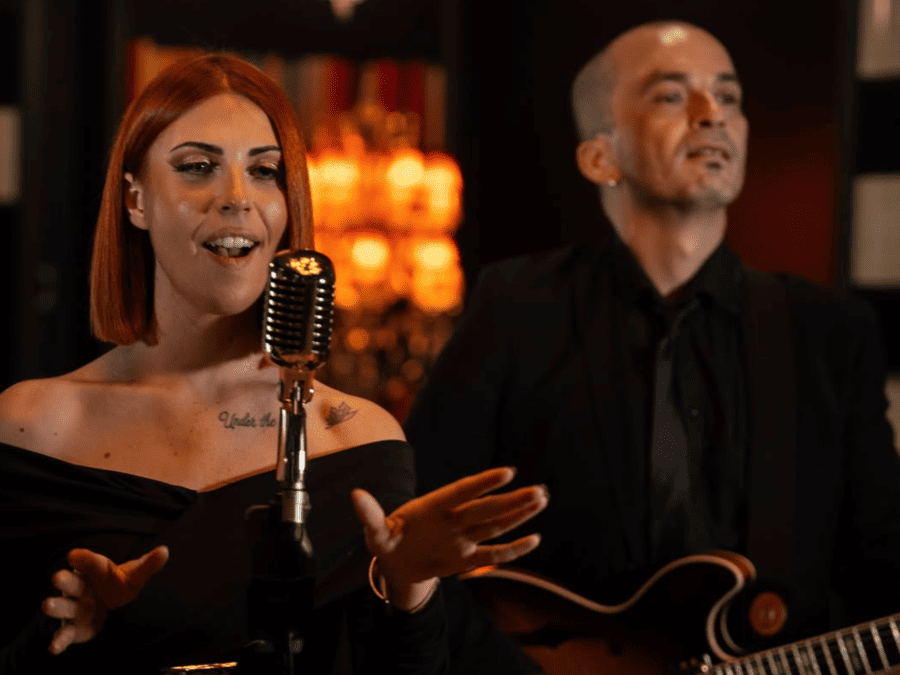 Chanteuse d'un groupe en représentation