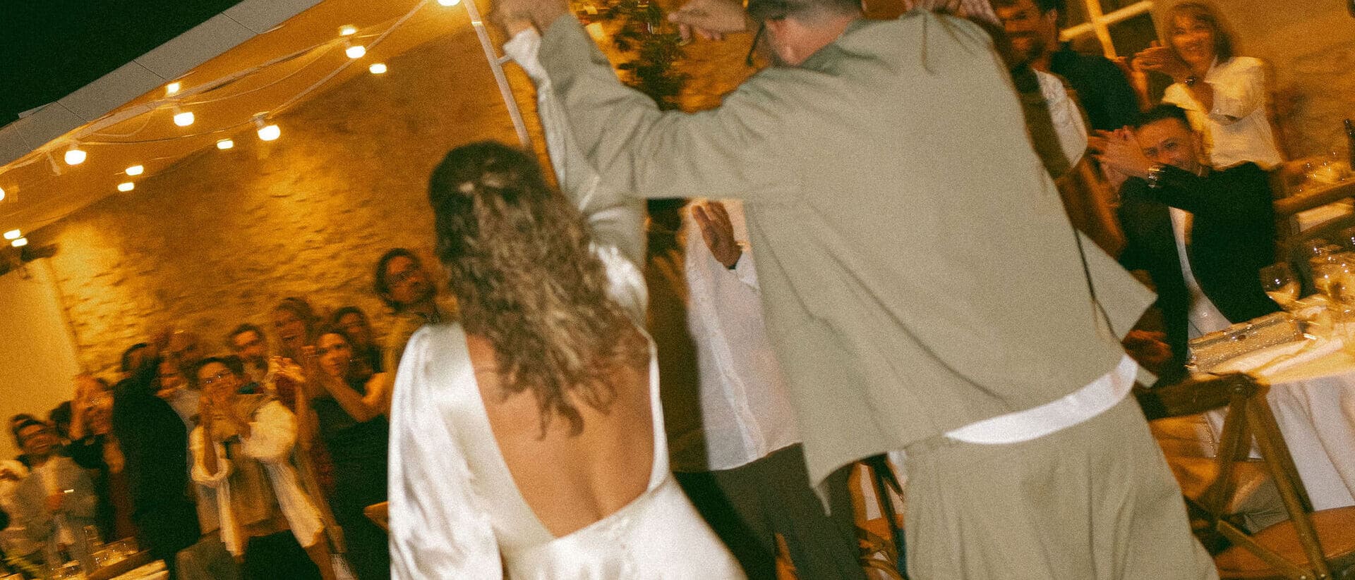 DJ mixant lors d'une soirée de mariage