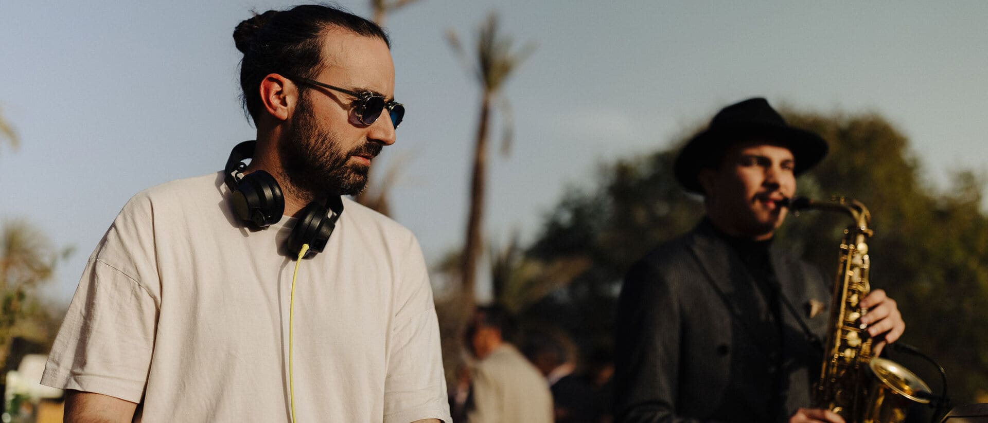 DJ et saxophoniste jouant ensemble lors d'une soirée de mariage
