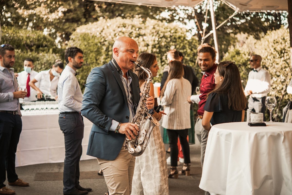 Saxophoniste jouant lors d'un mariage à Bordeaux
