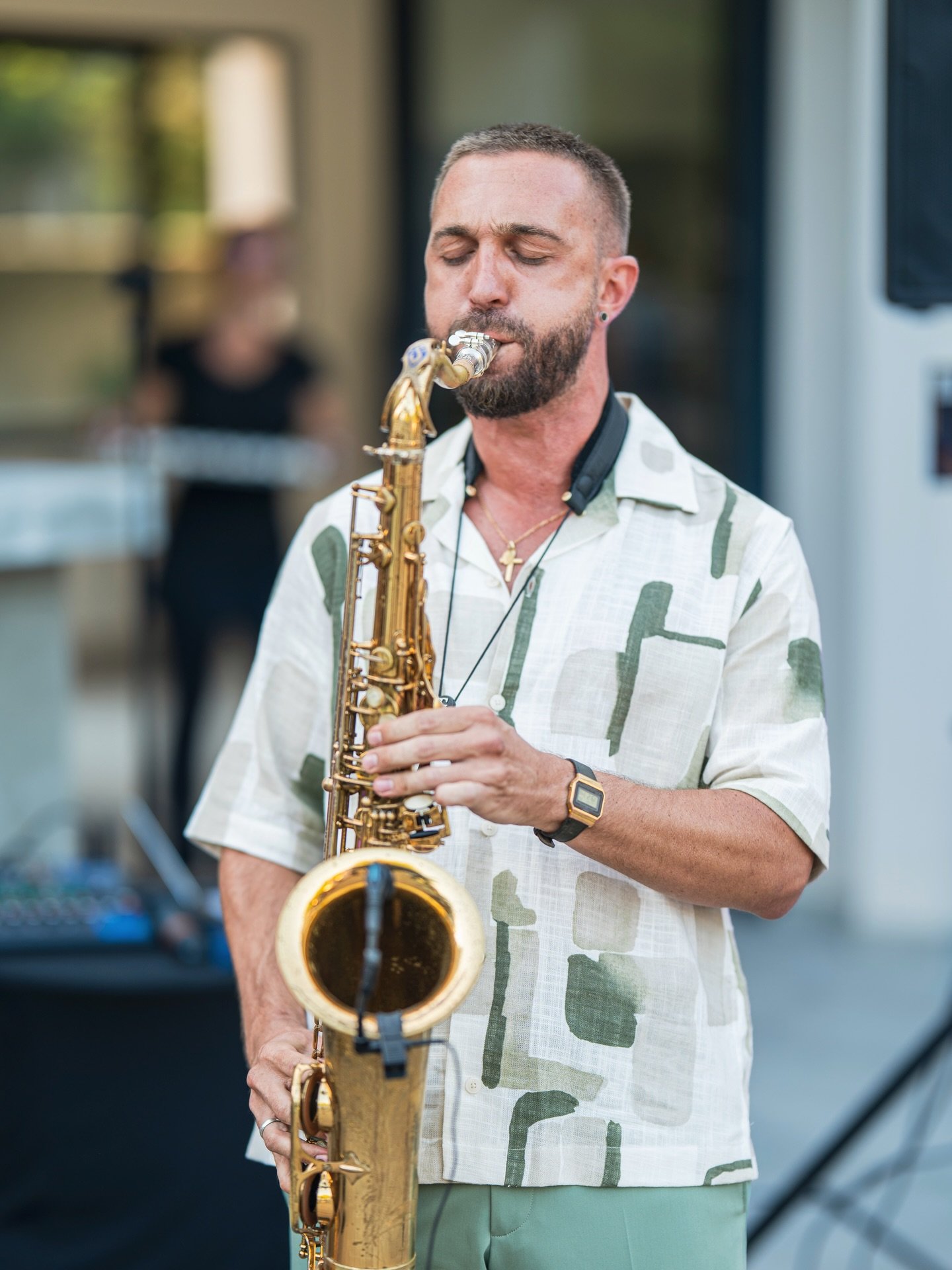 Saxophoniste jouant lors d'un mariage à Marseille