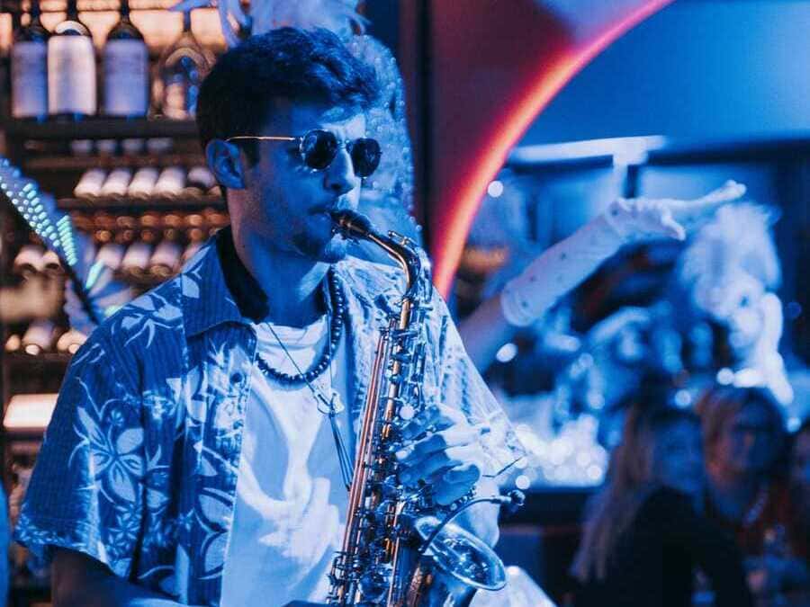 Saxophoniste en représentation