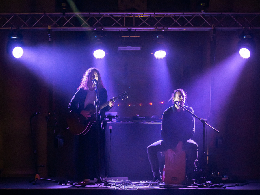 Groupe de musique sur scène lors d'un événement PAON Nuits